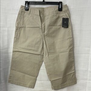 Liz Claiborne Ladies Tan Shorts Capri Size 8